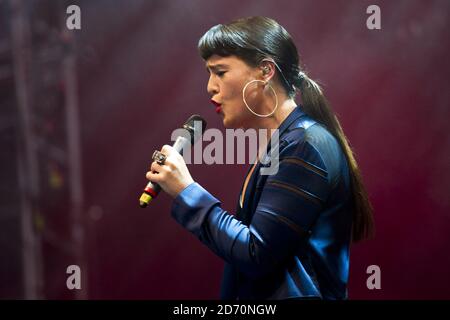 Jessie Ware si esibisce sul palcoscenico di John Peel al Festival di Glastonbury, presso la Worthy Farm di Somerset. Foto Stock