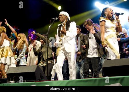 Nile Rogers e Chic si esibiscono sul palco di West Holts al Glastonbury Festival, presso la Worthy Farm di Somerset. Foto Stock