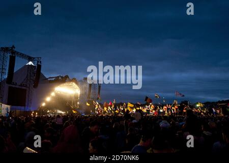 Mumford e i figli si esibiscono sul palcoscenico della Piramide al Festival di Glastonbury, presso la Worthy Farm di Somerset. Foto Stock