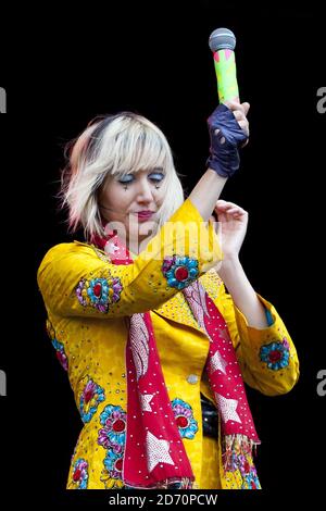 Karen o del Yeah Yeah Yeahs che si esibisce il secondo giorno del Latitude Festival, all'Henham Park di Southwold, Suffolk. Foto Stock