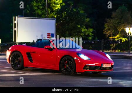 Red Porshe GTS sulla strada di notte a Bucarest, Romania, 2020 Foto Stock