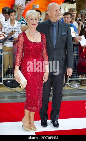 Bruce Willis e Dame Helen Mirren partecipano alla prima di Red 2, all'Empire Cinema di Leicester Square, Londra. Foto Stock