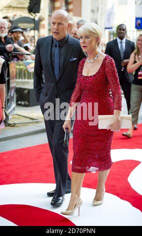Bruce Willis e Dame Helen Mirren partecipano alla prima di Red 2, all'Empire Cinema di Leicester Square, Londra. Foto Stock