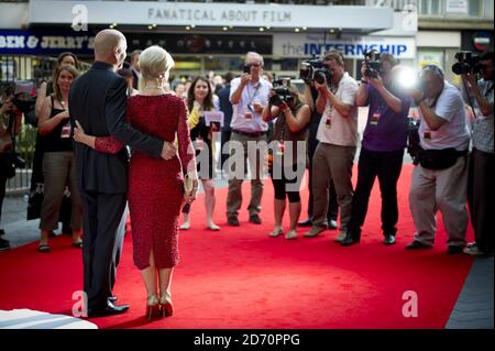 Bruce Willis e Dame Helen Mirren partecipano alla prima di Red 2, all'Empire Cinema di Leicester Square, Londra. Foto Stock