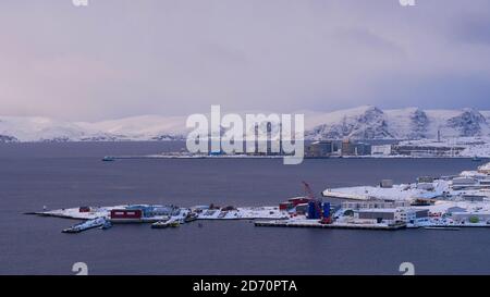 Hammerfest, Norvegia - 03/01/2019: Vista aerea sul porto di Hammerfest con il sito di gas naturale liquefatto (GNL) sull'isola di Melkøya. Foto Stock