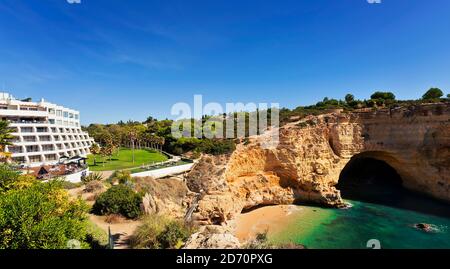 Hotel Tivoli Carvoeiro e vista dalla collina sulla spiaggia. Foto Stock