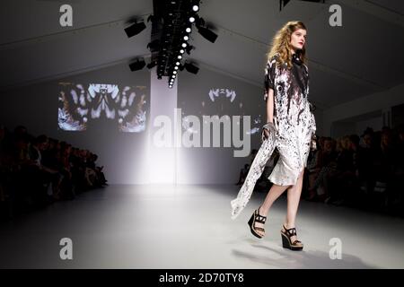 Modelli sulla passerella alla sfilata di moda Maria Grachvogel, tenuta presso la sede del BFC a Somerset House come parte della London Fashion Week primavera/estate 2014. Foto Stock