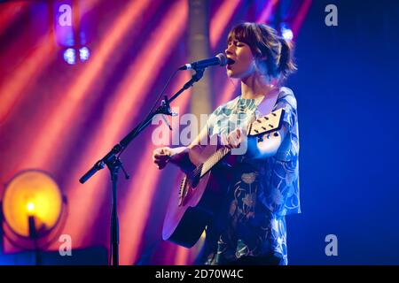 Gabrielle Aplin si esibisce al Roundhouse di Camden, nel nord di Londra, come parte dell'iTunes Festival. Foto Stock