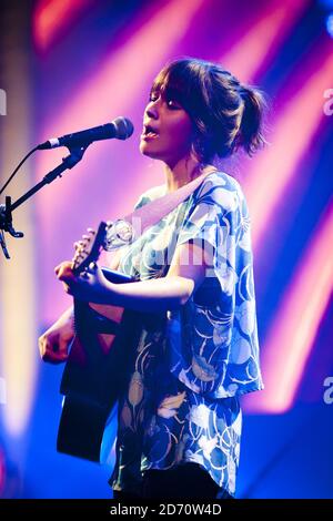 Gabrielle Aplin si esibisce al Roundhouse di Camden, nel nord di Londra, come parte dell'iTunes Festival. Foto Stock