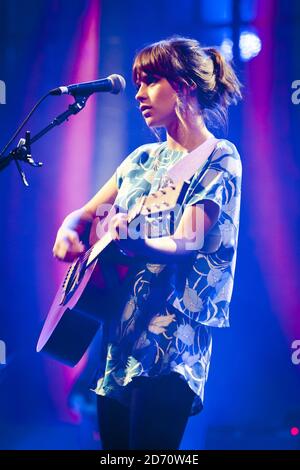 Gabrielle Aplin si esibisce al Roundhouse di Camden, nel nord di Londra, come parte dell'iTunes Festival. Foto Stock