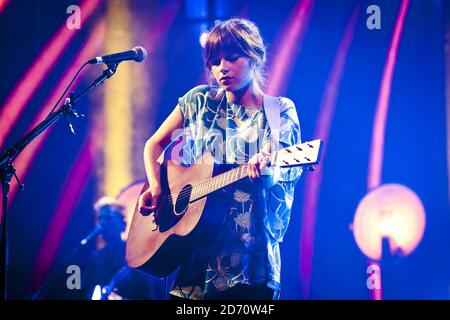 Gabrielle Aplin si esibisce al Roundhouse di Camden, nel nord di Londra, come parte dell'iTunes Festival. Foto Stock