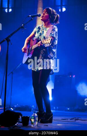 Gabrielle Aplin si esibisce al Roundhouse di Camden, nel nord di Londra, come parte dell'iTunes Festival. Foto Stock