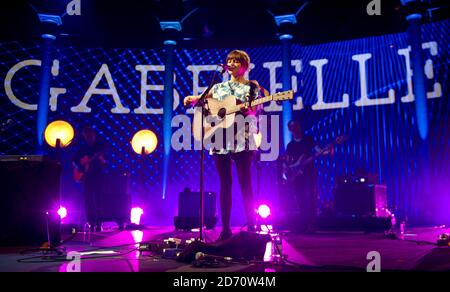 Gabrielle Aplin si esibisce al Roundhouse di Camden, nel nord di Londra, come parte dell'iTunes Festival. Foto Stock