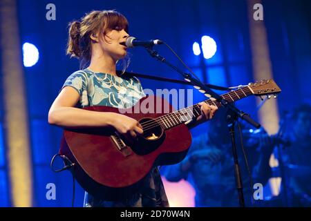 Gabrielle Aplin si esibisce al Roundhouse di Camden, nel nord di Londra, come parte dell'iTunes Festival. Foto Stock