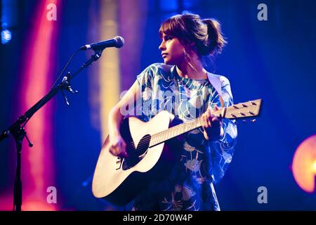 Gabrielle Aplin si esibisce al Roundhouse di Camden, nel nord di Londra, come parte dell'iTunes Festival. Foto Stock