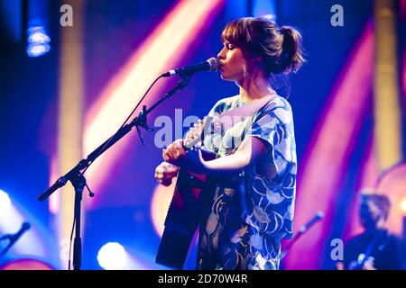 Gabrielle Aplin si esibisce al Roundhouse di Camden, nel nord di Londra, come parte dell'iTunes Festival. Foto Stock