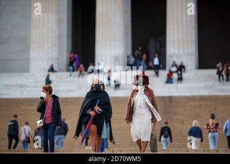 Pechino, Stati Uniti. 16 Ott 2020. Le persone che indossano maschere facciali visitano il Lincoln Memorial a Washington, DC, Stati Uniti, 16 ottobre 2020. Credit: Ting Shen/Xinhua/Alamy Live News Foto Stock