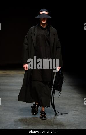 Un modello indossa una creazione di Craig Green alla sfilata DI moda MAN, tenuta presso l'Old Sorting Office di Londra come parte di London Collections: Men AW14. Foto Stock