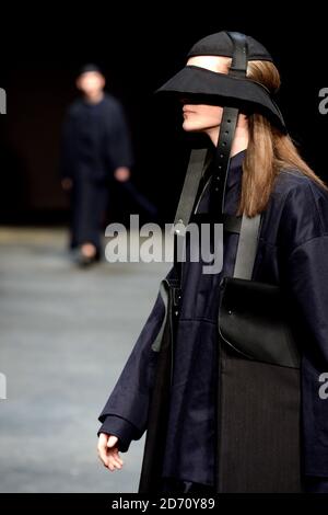 Un modello indossa una creazione di Craig Green alla sfilata DI moda MAN, tenuta presso l'Old Sorting Office di Londra come parte di London Collections: Men AW14. Foto Stock