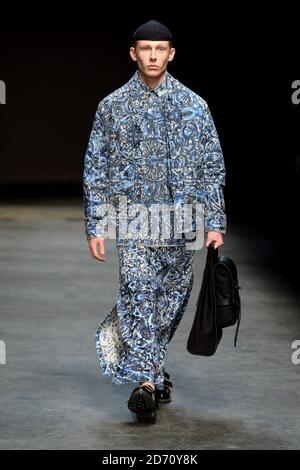 Un modello indossa una creazione di Craig Green alla sfilata DI moda MAN, tenuta presso l'Old Sorting Office di Londra come parte di London Collections: Men AW14. Foto Stock