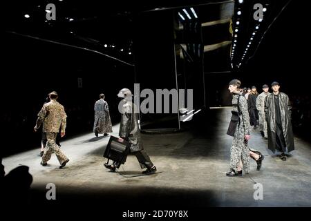 Un modello indossa una creazione di Craig Green alla sfilata DI moda MAN, tenuta presso l'Old Sorting Office di Londra come parte di London Collections: Men AW14. Foto Stock