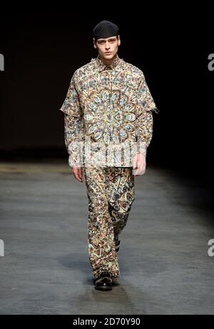 Un modello indossa una creazione di Craig Green alla sfilata DI moda MAN, tenuta presso l'Old Sorting Office di Londra come parte di London Collections: Men AW14. Foto Stock