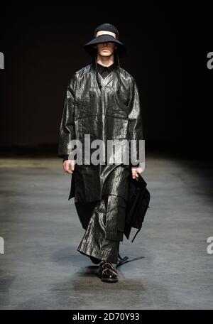 Un modello indossa una creazione di Craig Green alla sfilata DI moda MAN, tenuta presso l'Old Sorting Office di Londra come parte di London Collections: Men AW14. Foto Stock