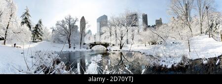 Immagine panoramica composita del Pond in Central Park, New York, insieme allo skyline di Manhattan durante la neve, mentre il freddo passa attraverso lo stato. NOTA PER I REDATTORI questa immagine è stata unita da 5 fotografie separate. Foto Stock