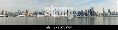 NOTA PER I REDATTORI: Questa immagine è stata unita da 5 fotografie separate. Vista panoramica composita dello skyline di Manhattan a New York, vista da Weehawken nel New Jersey. Foto Stock