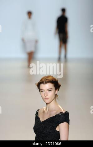 Modelli sulla passerella alla sfilata di moda LELA Rose, tenutasi al Lincoln Center di New York, nell'ambito della Mercedes Benz New York Fashion Week F/W 2014. Foto Stock