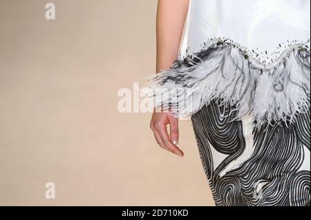Modelli sulla passerella alla sfilata di moda LELA Rose, tenutasi al Lincoln Center di New York, nell'ambito della Mercedes Benz New York Fashion Week F/W 2014. Foto Stock