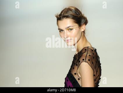 Modelli sulla passerella alla sfilata di moda LELA Rose, tenutasi al Lincoln Center di New York, nell'ambito della Mercedes Benz New York Fashion Week F/W 2014. Foto Stock