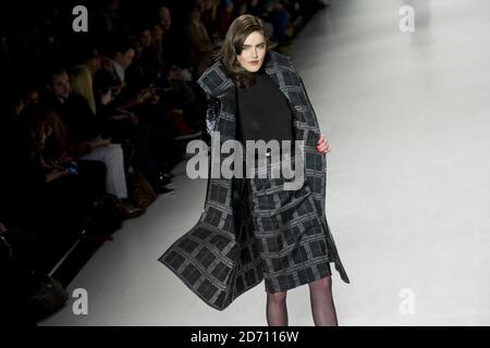 Un modello sulla passerella alla sfilata di moda Pamela Roland, tenutasi al Lincoln Center di New York, durante la Mercedes Benz New York Fashion Week F/W 2014. Foto Stock