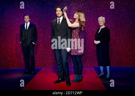 L'artista di colorazione Clare Galvin mette il tocco finale a una cera di Christian Bale, presentata oggi al museo Madame Tussauds nel centro di Londra. Foto Stock