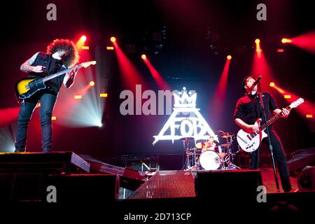 Fall out Boy che si esibisce alla Wembley Arena nel nord di Londra. Foto Stock