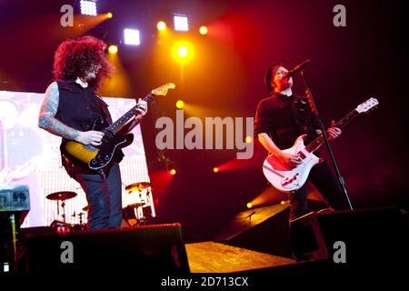 Fall out Boy che si esibisce alla Wembley Arena nel nord di Londra. Foto Stock