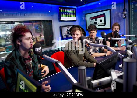 5 secondi ESCLUSIVI di Summer (l-r Michael Clifford, Ashton Irwin, Calum Hood, Luke Hemmings) raffigurati alla Capital radio di Leicester Square, Londra, dove sono stati ospiti dello spettacolo Vodafone Big Top 40, ospitato da Kat Shoob e Marvin Humes. Foto Stock