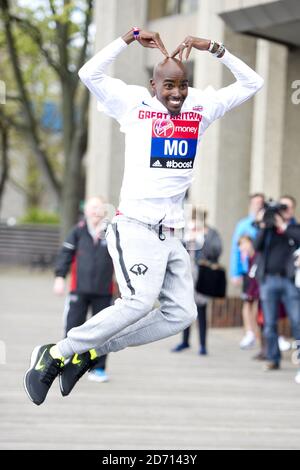 MO Farah si pone durante una fotocellula che promuove la Maratona della Vergine di Londra, a Tower Bridge, Londra. Foto Stock