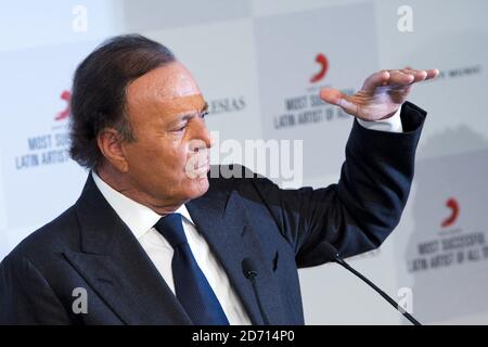 Julio Iglesias viene premiato con il più grande successo dell'artista latino di tutti i tempi, durante una conferenza stampa al Dorchester Hotel nel centro di Londra. Foto Stock