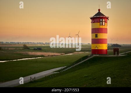 Faro di Pilsum al tramonto a Pilsum, Germania Foto Stock