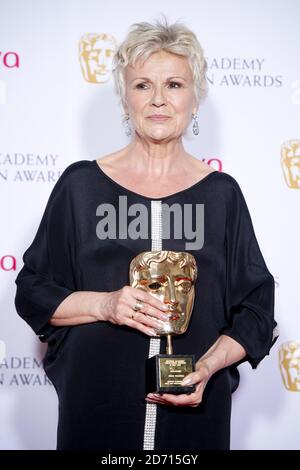 Julie Walters con l'Academy Fellowship Award, al 2014 Arqiva British Academy Television Awards al Theatre Royal, Drury Lane, Londra. Foto Stock