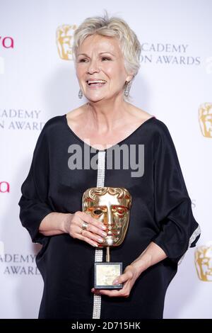 Julie Walters con l'Academy Fellowship Award, al 2014 Arqiva British Academy Television Awards al Theatre Royal, Drury Lane, Londra. Foto Stock