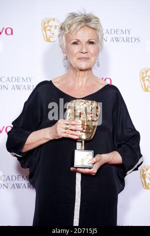 Julie Walters con l'Academy Fellowship Award, al 2014 Arqiva British Academy Television Awards al Theatre Royal, Drury Lane, Londra. Foto Stock