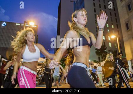 Miami Florida,Flagler Street,Mayor Alex Penelas Health & Fitness Challenge,donna ispanica femminile allenamento allenamento Zumba salsa aerobica classe, Foto Stock