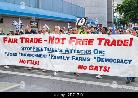 Miami Florida,Biscayne Boulevard,Free Trade Area of Americans Summit dimostrazioni FTAA,manifestanti tiene bandiera aziende agricole a conduzione familiare, Foto Stock