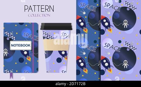 Motivo senza cuciture di spazio cartoon in tonalità blu e viola. Pianeti, stelle, un razzo, un astronauta e uno spazio Shuttle in un modello su un blocco note e una tazza di caffè come esempio. Pattern vettoriale carino e luminoso. Spazio comico con pianeti e astronavi. Cartoni animati a razzo, stella e design scientifico. Modello senza giunture vettoriale Illustrazione Vettoriale