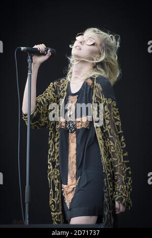 Taylor Momsen di Pretty reckless che si esibisce all'Isle of Wight Festival, a Newport sull'Isola di Wight. Foto Stock