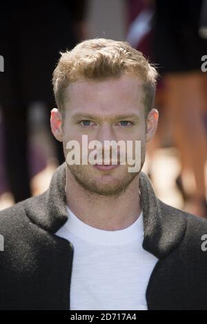 Sam Reid partecipa alla sfilata di moda di Burberry, tenuta nei Kensington Palace Gardens come parte della London Collections Men. Foto Stock