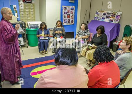 Florida,Miami Little Haiti Edison Park Elementary School,Black docenti riunione principale parla parlando, Foto Stock