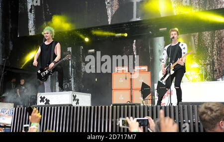 Luke Hemmings (a destra) e Ashton Irwin di 5 secondi d'estate si esibiscono durante il Summertime Ball di Capital FM al Wembley Stadium, Londra. Foto Stock